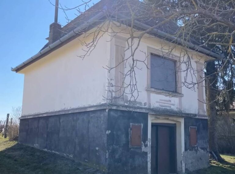 Egy nő egy rejtélyes, elhagyatott épületet varázslatos, két hálószobás otthonná alakít.
