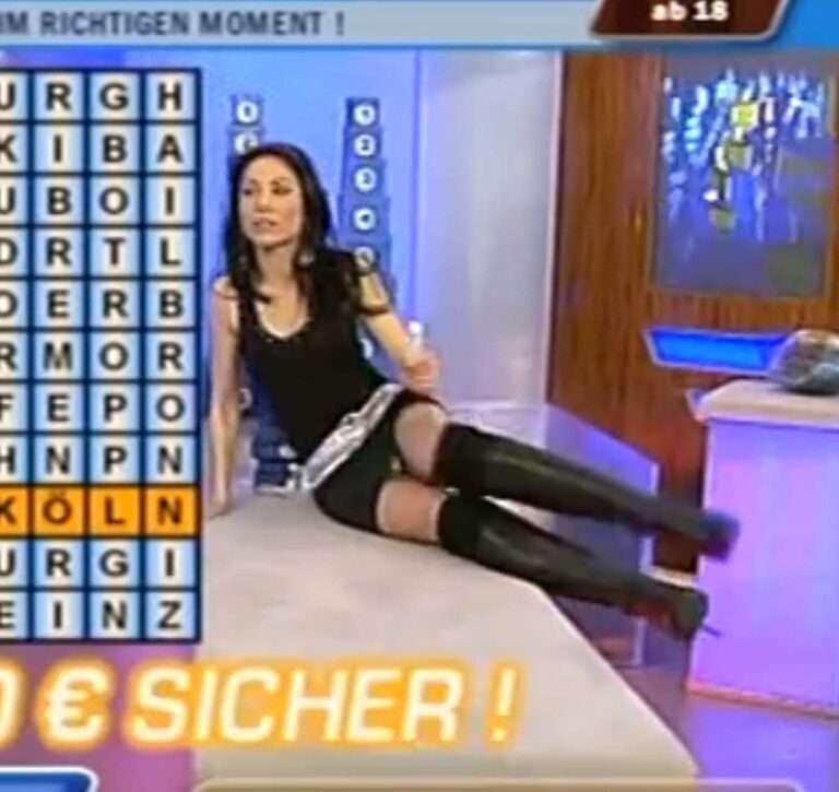 A műsor, amely felrobbantotta a képernyőt: a bőr miniszoknya, amely minden figyelmet magára vont!